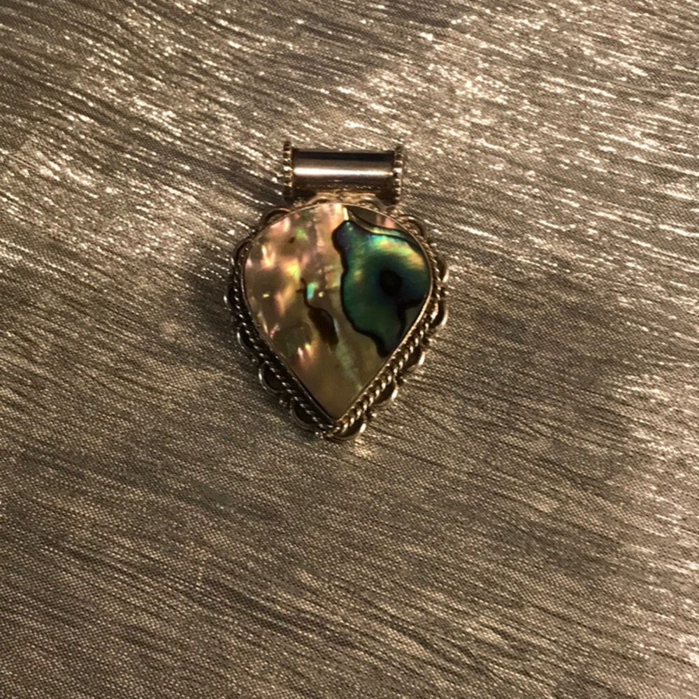 Pendant in beautiful Abalone. With lovely detail!